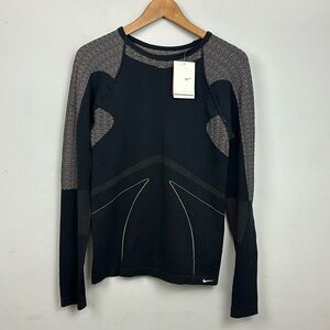 NWT NIKE Fit Dry Women's Long Sleeve Training Shirt Fitted Black Size L/XL